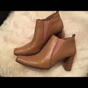 Ladies tan leather ankle leather boots • Size 7.5